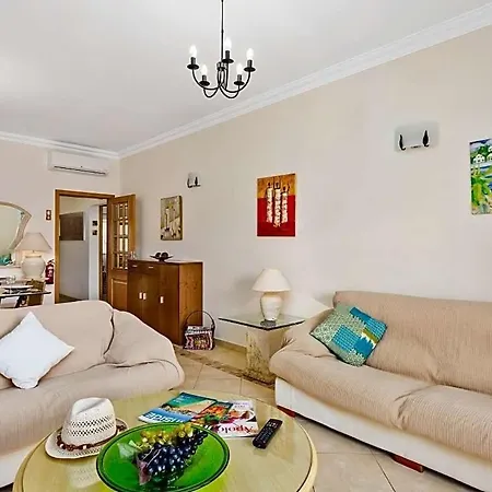 Sleeps 4 With Pool Air Con And Wifi דירה וילהמורה